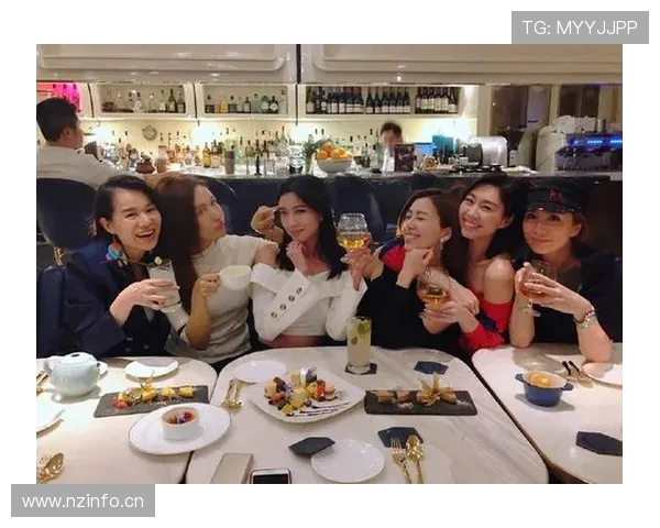 JDG副教练Xiaobai晒聚餐照调侃一个月胖十五斤 体育训练外的轻松时刻 JDG副教练Xiaobai晒聚餐照调侃一个月胖十五斤 体育训练外的轻松时刻